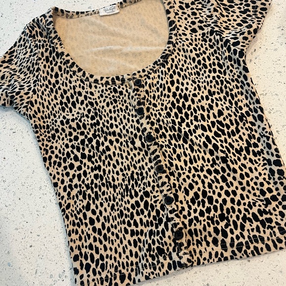 Leopard Crop T-shirt. - Picture 4 of 8